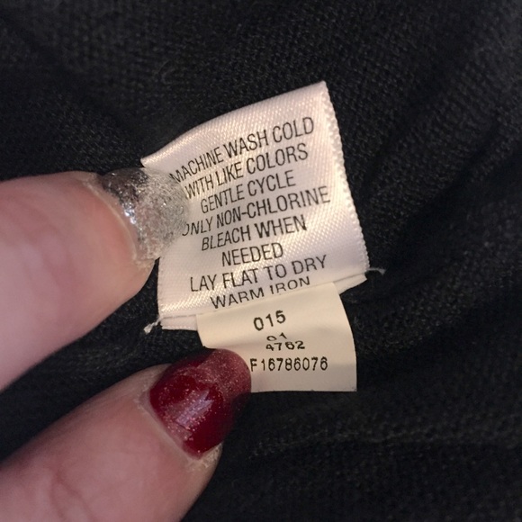 NWT Light weight V-neck black sweater size medium - Picture 12 of 12